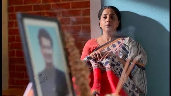 Aai Kuthe Kay Karte