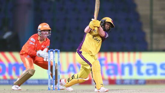 GG Vs UPW WPL 2024 : युपीच्या दीप्ती शर्माचं झुंजार अर्धशतक व्यर्थ, गुजरातने ८ धावांनी सामना जिंकला