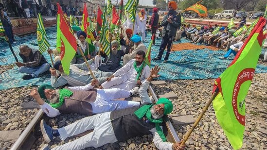 किमान आधारभूत किमतीची कायदेशीर हमी (MSP) यासह अनेक मागण्यांसाठी शेतकऱ्यांनी &nbsp;आपला सुरू असलेला विरोध अधिक तीव्र करण्यासाठी रविवारी देशव्यापी 'रेल रोको' आंदोलन केले. संयुक्त किसान मोर्चा (गैर-राजकीय) आणि किसान मजदूर मोर्चाने हे आंदोलन पुकारले होते. &nbsp;