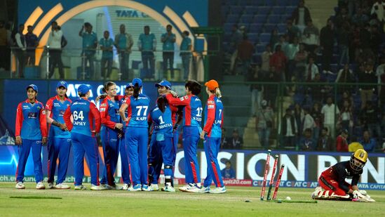 WPL च्या गुणतालिकेत पहिल्या स्थानावर असलेला संघ थेट फायनलसाठी पात्र ठरतो. तर दुसऱ्या आणि तिसऱ्या स्थानावर असलेल्या संघांमध्ये एलिमिनेटर सामना खेळवला जाईल. यातील विजेता फायनल खेळले. चालू हंगामात दोन संघ प्लेऑफसाठी पात्र ठरले आहेत. त्याचवेळी आरसीबी आणि यूपी वॉरियर्सच्या यांच्यात प्लेऑफसाठी चुरस रंगली आहे. आता या संघांसाठी काय समीकरण तयार होत आहे? ते जाणून घेऊया.