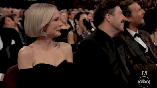 पुरस्कार सादर करायला आलेल्या जॉन सीनाला स्टेजवर नग्न अवस्थेत पाहून उपस्थित सगळे हसायला लागले. यानंतर, सीनाला थोडासा संकोचला. पुरस्कार सादर करायला आलेल्या जॉन सीनाला स्टेजवर नग्न अवस्थेत पाहून उपस्थित सगळे हसायला लागले. यानंतर, सीनाला थोडासा संकोचला. 