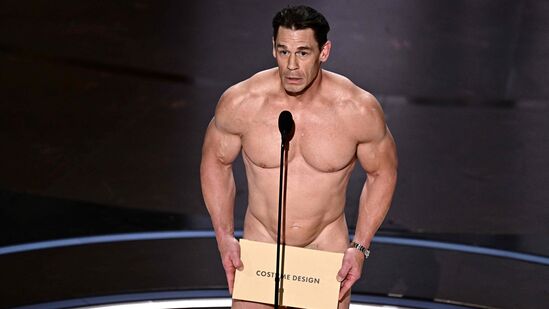 यावेळी जॉन सीनाने सर्वोत्कृष्ट वेशभूषा पुरस्कार विजेत्याचे नाव असलेल्या एका मोठ्या आकाराच्या लिफाफ्याने स्वतःला झाकून घेतले होते. यावेळी जॉन सीनाने सर्वोत्कृष्ट वेशभूषा पुरस्कार विजेत्याचे नाव असलेल्या एका मोठ्या आकाराच्या लिफाफ्याने स्वतःला झाकून घेतले होते. 