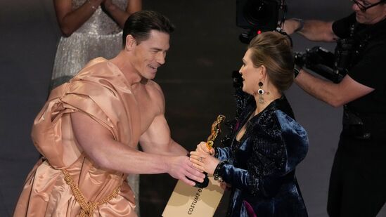 जॉन सीनाने हॉली वेडिंग्टनला ‘पुअर थिंग्ज’साठी सर्वोत्कृष्ट कॉस्च्युम डिझाइनचा पुरस्कार प्रदान केला. नामांकन जाहीर होताच ऑस्करच्या टीमने जॉन सीना याला एक हटके आऊट फिट परिधान करण्यास मदत केली. जॉन सीनाने हॉली वेडिंग्टनला ‘पुअर थिंग्ज’साठी सर्वोत्कृष्ट कॉस्च्युम डिझाइनचा पुरस्कार प्रदान केला. नामांकन जाहीर होताच ऑस्करच्या टीमने जॉन सीना याला एक हटके आऊट फिट परिधान करण्यास मदत केली. 