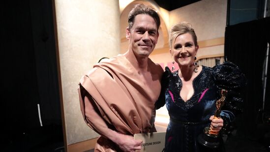 ऑस्कर शो दरम्यान डिझायनर हॉली वेडिंग्टन आणि अभिनेता जॉन सीनाने बॅकस्टेजवर एकत्र काही फोटो क्लिक केले.