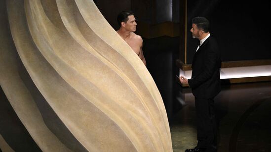 होस्ट जिमी किमेल याने जॉन सीनाला सर्वोत्कृष्ट वेशभूषा पुरस्कार श्रेणीमध्ये पुरस्कार सादर करण्यासाठी मंचावर आमंत्रित केले होते. ऑस्कर २०२४चा होस्ट किमेलने मन धरणी केल्यानंतर जॉन सीना स्टेजवर पोहोचला. होस्ट जिमी किमेल याने जॉन सीनाला सर्वोत्कृष्ट वेशभूषा पुरस्कार श्रेणीमध्ये पुरस्कार सादर करण्यासाठी मंचावर आमंत्रित केले होते. ऑस्कर २०२४चा होस्ट किमेलने मन धरणी केल्यानंतर जॉन सीना स्टेजवर पोहोचला. 