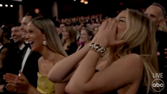 जॉन सीना याला न्यूड अवतारात स्टेजवर पाहून अभिनेत्री मार्गोट रॉबीही आपले हसू आवरू शकली नाही.