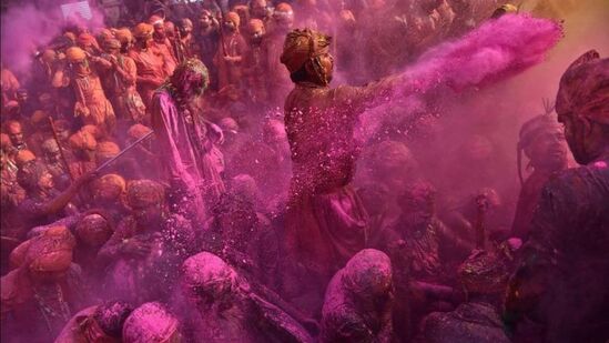 सनातन धर्मात होळी सणाचा मोठा उत्साह असतो. या सणाच्या आठ दिवस आधी होळाष्टक सुरू होते. या काळात शुभ कर्मे निषिद्ध मानली जातात. यावर्षी होलिका दहन रविवार, २४ मार्च २०२४ रोजी होणार आहे. तर १७ मार्चपासून होलाष्टक सुरू होणार आहे. होळाष्टकात केलेल्या शुभ कर्मांचे अशुभ फळ मिळते, अशी धार्मिक धारणा आहे. होलाष्टका दरम्यान कोणते नियम पाळायचे आहेत ते जाणून घ्या.&nbsp;
