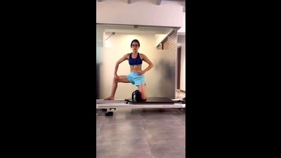 या व्हिडीओमध्ये सारा अली खान कधी पायाचा व्यायाम करताना तर कधी स्ट्रेच करताना दिसत आहे.