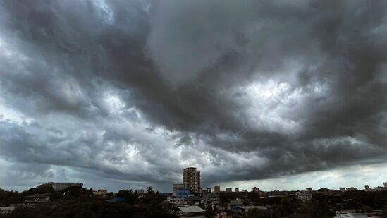 राज्यावर पुन्हा अवकाळी (weather news) पावसाचे ढग दाटून आले आहे. विदर्भात पुढील काही दिवस पावसाची शक्यता आहे.