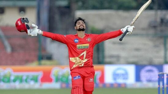 समीरने स्पर्धेत ७ सामने खेळले आणि ६९.२५ च्या सरासरीने २७७ धावा केल्या. याशिवाय, त्याने यूपी टी-20 लीगमध्ये देखील चांगली कामगिरी केली होती. त्याने १० सामन्यांमध्ये ४५५ धावा केल्या. आता सीएसकेलाही त्याच्याकडून तशाच कामगिरीची अपेक्षा असेल. समीरने स्पर्धेत ७ सामने खेळले आणि ६९.२५ च्या सरासरीने २७७ धावा केल्या. याशिवाय, त्याने यूपी टी-20 लीगमध्ये देखील चांगली कामगिरी केली होती. त्याने १० सामन्यांमध्ये ४५५ धावा केल्या. आता सीएसकेलाही त्याच्याकडून तशाच कामगिरीची अपेक्षा असेल.