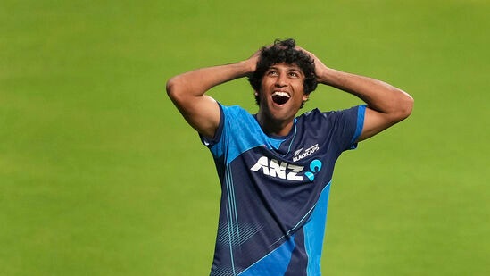 रचिन रविंद्र- न्यूझीलंडच्या रचिन रविंद्रने वनडे वर्ल्डकप २०२३ मध्ये जबरदस्त कामगिरी केली. त्याने विश्वचषकात १० सामने खेळले आणि ५७८ धावा केल्या, ज्यात ३ शतकी खेळींचा समावेश होता. यानंतर CSK ने IPL 2024 साठी २४ वर्षीय रचिनला १.८ कोटी रुपयांना विकत घेतले. रचिन रविंद्र- न्यूझीलंडच्या रचिन रविंद्रने वनडे वर्ल्डकप २०२३ मध्ये जबरदस्त कामगिरी केली. त्याने विश्वचषकात १० सामने खेळले आणि ५७८ धावा केल्या, ज्यात ३ शतकी खेळींचा समावेश होता. यानंतर CSK ने IPL 2024 साठी २४ वर्षीय रचिनला १.८ कोटी रुपयांना विकत घेतले. 