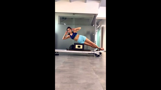 व्हिडीओमध्ये सारा अली खान निळ्या रंगाची स्पोर्ट्स ब्रा आणि स्काय ब्लू शॉर्ट्समध्ये दिसत आहे आणि तिने मोजेही घातले आहेत. व्हिडीओमध्ये सारा अली खान निळ्या रंगाची स्पोर्ट्स ब्रा आणि स्काय ब्लू शॉर्ट्समध्ये दिसत आहे आणि तिने मोजेही घातले आहेत.