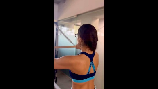 या व्हिडीओमध्ये सारा अली खान मेकअपशिवाय दिसत आहे आणि तिने आपले केस वेणीत बांधले आहेत.