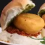 मुंबईचा वडापाव जगात भारी जगातील प्रसिद्ध सँडविचच्या क्रमवारीत मिळवले 'हे' स्थान