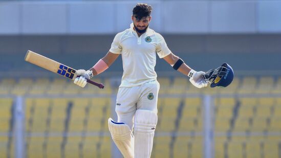 आसामच्या रियान परागने रणजी ट्रॉफी 2024 मध्ये सर्वाधिक षटकार ठोकले आहेत. त्याने 4 सामन्यात 6 डावात 20 षटकार ठोकले आहेत. यंदाच्या रणजी करंडकात एका डावात सर्वाधिक षटकार मारण्याचा विक्रमही रायनच्या नावावर आहे. रायपूरयेथे छत्तीसगडविरुद्ध च्या १५५ धावांच्या खेळीत त्याने १२ षटकार ठोकले. <p>आसामच्या रियान परागने रणजी ट्रॉफी 2024 मध्ये सर्वाधिक षटकार ठोकले आहेत. त्याने 4 सामन्यात 6 डावात 20 षटकार ठोकले आहेत. यंदाच्या रणजी करंडकात एका डावात सर्वाधिक षटकार मारण्याचा विक्रमही रायनच्या नावावर आहे. रायपूरयेथे छत्तीसगडविरुद्ध च्या १५५ धावांच्या खेळीत त्याने १२ षटकार ठोकले.</p>