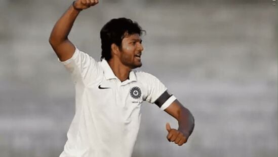 केरळच्या जलज सक्सेनाने यंदा रणजी करंडकातील एका डावात सर्वोत्तम गोलंदाजी केली. थुंबा येथे बंगालविरुद्ध त्याने २१.१ षटके टाकली आणि ६८ धावांत ९ बळी घेतले. सुरतमध्ये गोव्याविरुद्ध रेल्वेच्या आकाश पांडेने २६.२ षटकांत ७१ धावा देत ९ विकेट्स घेतले.