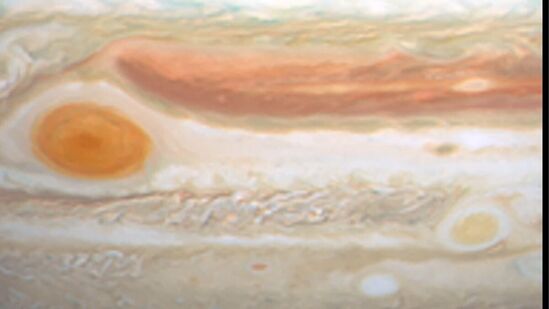 गुरु ग्रहाच्या दक्षिण गोलार्धात मोठ्या प्रमाणात वादळे असून &nbsp;लाल चक्रीवादळ गुरूच्या वातावरणात दिसतात. &nbsp;ही वादळे, विरुद्ध दिशेने फिरतांना दिसतात, &nbsp;