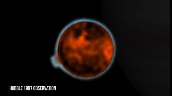 गुरूच्या सर्वात जवळील गॅलिलीयन चंद्र देखील टिपण्यात आला आहे. गुरूच्या या चंद्राचा आकार कमी असूनही, आयओ हे आपल्या सूर्यमालेतील सर्वात ज्वालामुखीय सक्रिय चंद्र आहे. १९७९ मध्ये व्हॉयेजर १ या उपग्रहाणे &nbsp;सुरू केलेल्या शोधाचा वारसा पुढे चालू ठेवत हबल टेलिस्कोपने या चंद्राच्या ज्वालामुखीच्या भूभागाच्या गुंतागुंतीच्या तपशीलांचे फोटो टिपले आहेत.&nbsp;