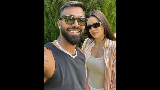 नताशा स्टॅनकोविक-हार्दिक पांड्या : अभिनेत्री आणि मॉडेल नताशा स्टॅनकोविकने २०२०मध्ये भारतीय टीमचा अष्टपैलू खेळाडू हार्दिक पांड्याशी लग्न केले.