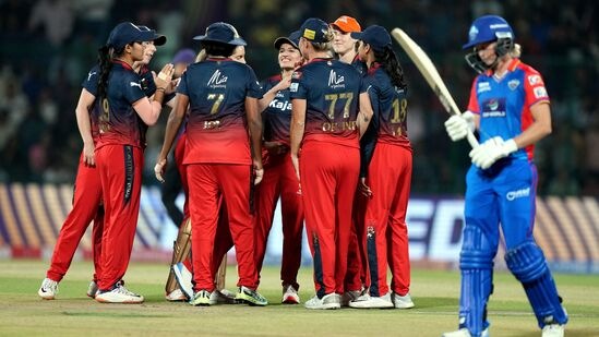 DC vs RCB wpl 2024 final ६ षटकात बिनबाद ६१ वरून दिल्ली ११३ धावांत गारद, RCB ला पहिलीवहिली ट्रॉफी जिंकण्याची सुवर्णसंधी