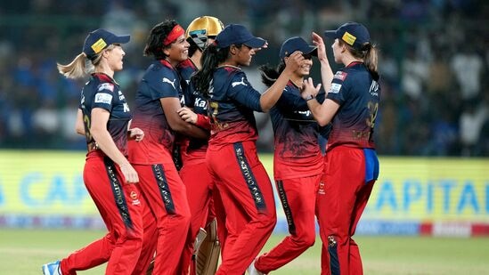 WPL 2024 Final : अखेर आरसीबीनं ट्रॉफी जिंकली, दिल्ली कॅपिटल्सचा धुव्वा उडवत पटकावलं WPL विजेतेपद