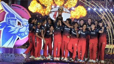 डब्लूपीएलची ट्रॉफी जिंकल्यानंतर आरसीबीच्या खेळाडूंचा आनंद गगनात मावेनसा झाला.