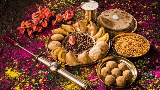 रंगांचा सण होळीला आता अवघे काही दिवस उरले आहेत. यंदा होळी २५ मार्च रोजी साजरी होणार आहे. रंगांच्या या सणाला विविध प्रकारचे पदार्थ तयार केले जातात. येथे पाहा ८ पारंपारिक पदार्थ जे होळीला आवर्जून बनवले जातात.&nbsp;