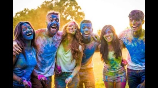 रंगांच्या या सणावर, रंगांसोबत खेळल्यानंतर, तुम्ही तुमच्या भाऊ-बहिणी आणि मित्रांसोबत नृत्य, गाणे, रांगोळी स्पर्धा किंवा कोणताही मजेदार खेळ खेळू शकता. रंगांच्या या सणावर, रंगांसोबत खेळल्यानंतर, तुम्ही तुमच्या भाऊ-बहिणी आणि मित्रांसोबत नृत्य, गाणे, रांगोळी स्पर्धा किंवा कोणताही मजेदार खेळ खेळू शकता.