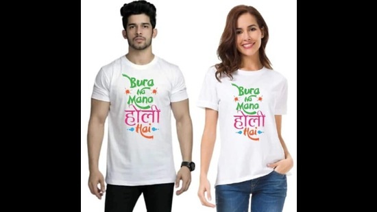 होळीची पार्टी खास बनवण्यासाठी, जेव्हा तुम्ही तुमच्या जोडीदारासोबत होळी खेळण्यासाठी कस्टमाइज्ड टी-शर्ट घालून बाहेर जाता, तेव्हाची मजा आणि उत्साह वेगळाच असतो. होळी खेळण्यासाठी परिधान केलेले हे सानुकूलित टी-शर्ट तुमच्यातील बंध दृढ करू शकतात.