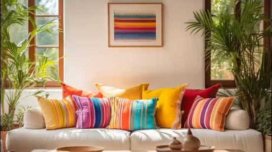 रंगांच्या या सणाची झलक तुमच्या घरातही दिसली पाहिजे. यासाठी तुम्ही तुमचे घर सोफा कव्हर्सपासून ते कुशन कव्हर्स आणि पडद्यांपर्यंत वेगवेगळ्या रंगांनी सजवू शकता. असे केल्याने तुमचे घर खूप रंगीबेरंगी दिसेल. रंगीबेरंगी पडदे आणि कुशन कव्हर्सने घर सजवा. तुमची ही सजावट तुमचे घर खूप आकर्षक बनवेल. रंगांच्या या सणाची झलक तुमच्या घरातही दिसली पाहिजे. यासाठी तुम्ही तुमचे घर सोफा कव्हर्सपासून ते कुशन कव्हर्स आणि पडद्यांपर्यंत वेगवेगळ्या रंगांनी सजवू शकता. असे केल्याने तुमचे घर खूप रंगीबेरंगी दिसेल. रंगीबेरंगी पडदे आणि कुशन कव्हर्सने घर सजवा. तुमची ही सजावट तुमचे घर खूप आकर्षक बनवेल.
