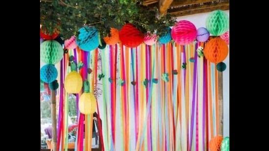 होळीचा दिवस अविस्मरणीय बनवण्यासाठी तुम्ही तुमच्या घरीही सेल्फी पॉइंट बनवू शकता. या सेल्फी पॉइंटवर मित्र आणि कुटूंबासोबत उभे राहून तुम्ही सेल्फीच्या रूपात सुंदर आठवणी तयार करू शकता. होळीचा दिवस अविस्मरणीय बनवण्यासाठी तुम्ही तुमच्या घरीही सेल्फी पॉइंट बनवू शकता. या सेल्फी पॉइंटवर मित्र आणि कुटूंबासोबत उभे राहून तुम्ही सेल्फीच्या रूपात सुंदर आठवणी तयार करू शकता.