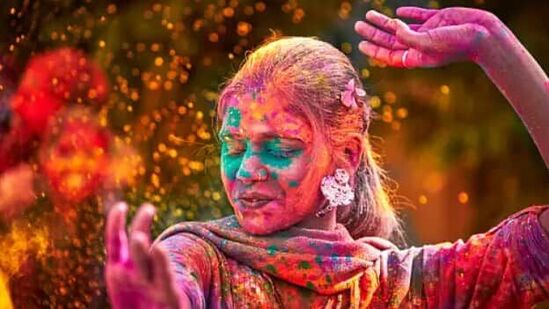 संपूर्ण भारतात होळी हा सण मोठ्या धुमधडाक्यात साजरा केला जातो. या सणाच्या दिवशी सर्वजण वेगवेगळे रंग चेहऱ्याला लावून आनंद साजरा करतात. पण कधीकधी या रंगांमुळे त्वेचा, केस आणि डोळ्यांना त्रास होता. हा त्रास होऊ नये यासाठी काही सोप्या टीप्स आम्ही तुम्हाला सांगणार आहोत.