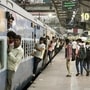 ओव्हरहेड वायर तुटल्याने मुंबईहून पुण्याकडे जाणारी रेल्वे वाहतूक तब्बल २ तास विस्कळीत