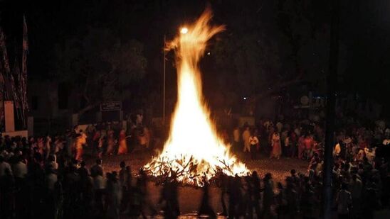 होळी, रंगांचा सण असून, दरवर्षी या सणाची आतुरतेने वाट पाहीली जाते. होलिका दहन दरवर्षी फाल्गुन महिन्यातील शुक्ल पक्षाच्या पौर्णिमेच्या रात्री होते, धुलिवंदनाच्या एक दिवस आधी होलिका दहन केले जाते. होलिका दहनासाठी एका ठिकाणी लाकडे गोळा करून पूजा केली जाते. यानंतर होलिकेला प्रदक्षिणा घालतात. शेवटी शुभ मुहूर्त पाहून होलिका दहन पूर्ण होते.