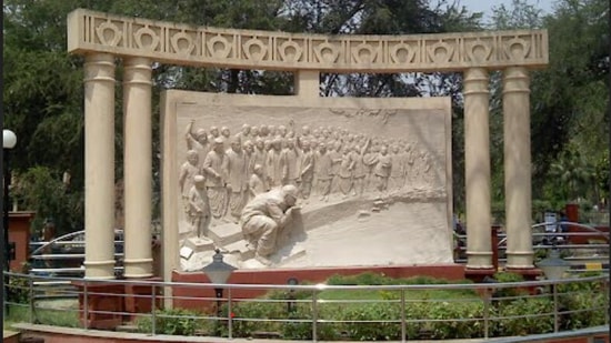 महाड येथील चवदार तळे हे २० मार्च १९२७ रोजी दलित नागरिकांसाठी डॉ. बाबासाहेब आंबेडकर यांनी खुले केले होते. महाड येथील चवदार तळे हे २० मार्च १९२७ रोजी दलित नागरिकांसाठी डॉ. बाबासाहेब आंबेडकर यांनी खुले केले होते.