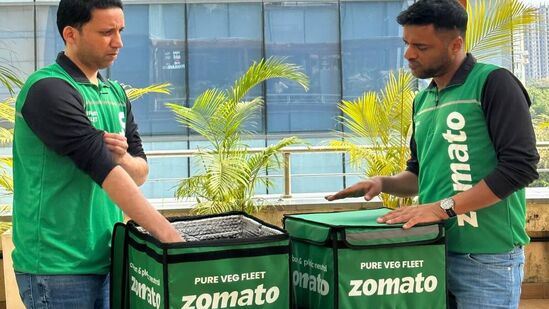 झोमॅटो बॉयच्या नव्या हिरव्या रंगावरून मोठा वाद; कंपनीनं काही तासांतच निर्णय बदलला!