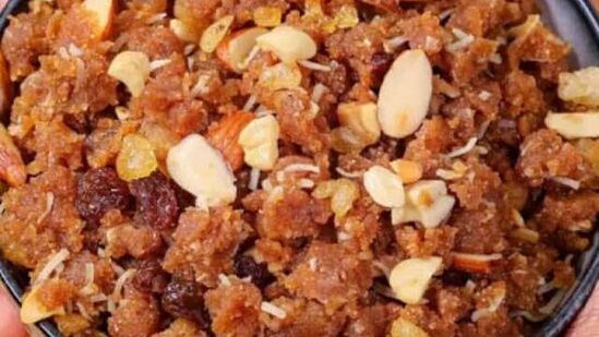 सफरचंदचा हलवा - सफरचंदात अनेक पोषक तत्वे आढळतात जे आरोग्यासाठी फायदेशीर असतात. जर तुम्ही मधुमेहाचे रुग्ण असाल तर या होळीमध्ये तोंड गोड करण्यासाठी सफरचंदाचा हलवा बनवू शकता. हा हलवा बनवण्यासाठी साखरे ऐवजी गुळाचा वापर करावा. सफरचंदचा हलवा - सफरचंदात अनेक पोषक तत्वे आढळतात जे आरोग्यासाठी फायदेशीर असतात. जर तुम्ही मधुमेहाचे रुग्ण असाल तर या होळीमध्ये तोंड गोड करण्यासाठी सफरचंदाचा हलवा बनवू शकता. हा हलवा बनवण्यासाठी साखरे ऐवजी गुळाचा वापर करावा.