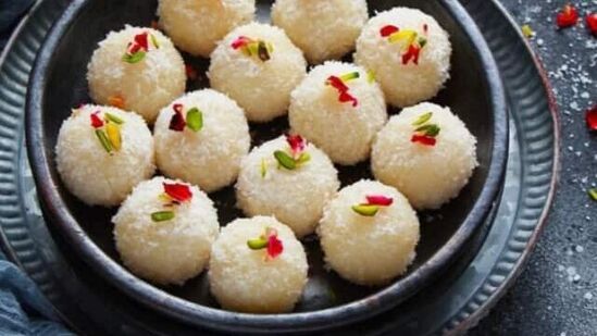 नारळाचे लाडू- नारळाचे लाडू हे होळीच्या दिवशी घरी आलेल्या मधुमेही रुग्णांचे तोंड गोड करण्यासाठी चविष्ट आणि सुरक्षित पर्याय ठरू शकतात. नारळाचा ग्लायसेमिक इंडेक्स ४२ आहे, जो मधुमेहाच्या रुग्णांसाठी एक चांगला पर्याय आहे. नारळाचे लाडू- नारळाचे लाडू हे होळीच्या दिवशी घरी आलेल्या मधुमेही रुग्णांचे तोंड गोड करण्यासाठी चविष्ट आणि सुरक्षित पर्याय ठरू शकतात. नारळाचा ग्लायसेमिक इंडेक्स ४२ आहे, जो मधुमेहाच्या रुग्णांसाठी एक चांगला पर्याय आहे. 