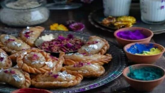होळीला खास बनवण्यासाठी महिला अनेक दिवस आधीच विविध पदार्थ बनवायला सुरुवात करतात. होळीचा सण म्हणजे रंगांचा तसेच पारंपारिक पदार्थांचा आनंद घेण्याचा दिवस. परंतु कुटुंबातील कोणत्याही सदस्याला मधुमेह असेल तर त्याच्या खाण्यापिण्याच्या सवयींची विशेष काळजी घेणे आवश्यक आहे. मधुमेही रुग्णांच्या आहारात थोडासा निष्काळजीपणाही त्यांचे आरोग्य बिघडू शकतो. अशा परिस्थितीत जर तुम्ही साखरेचे रुग्ण असाल तर या होळीच्या मिठाई पाहून निराश होण्याऐवजी या शुगर फ्री गोड पदार्थांचा आस्वाद घ्या.&nbsp;
