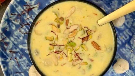 मखानाची खीर - मखाना हे कमी चरबीयुक्त अन्न म्हणून गणले जाते. होळीच्या दिवशी मधुमेही रुग्णांसाठी मखाना खीर हा उत्तम पर्याय आहे. ते बनवण्यासाठी दूध आणि सुका मेवा वापरता येतो.&nbsp;