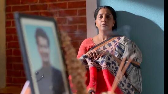 Aai Kuthe Kay Karte
