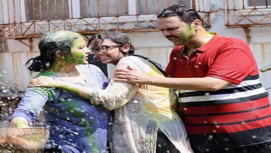 सागर बंगल्यावर होळीचा कार्यक्रम आयोजित करण्यात आला होता. यामुळे उपमुख्यमंत्री देवेंद्र फडणवीस यांनी पत्नी अमृता फडणवीस व मुलगी दिविजासोबत होळी खेळली.