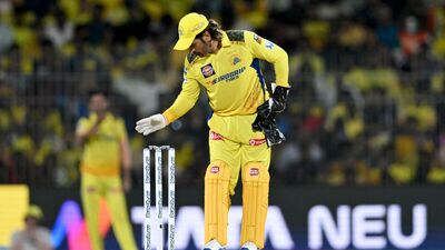 MS Dhoni IPL 2024 ६ विकेट पडल्या तरी धोनी फलंदाजीला का येत नाही? सीएसकेच्या बॅटिंग कोचनं दिलं उत्तर