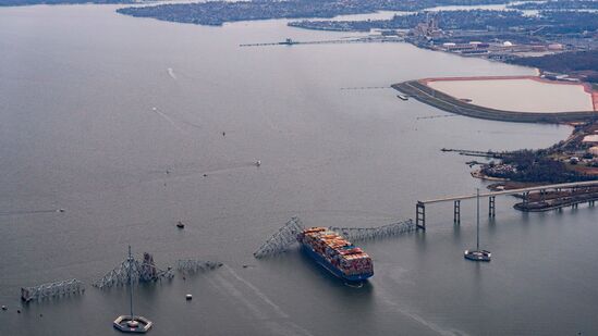 अपघातानंतर नदीच्या पाण्यात पडलेल्या दोघांना वाचवण्यात यश आले. हे ९०० फूट लांब मालवाहू जहाज श्रीलंकेची राजधानी कोलंबोकडे निघाले होते. जहाजातील वीजपुरवठा खंडित झाल्याने अपघात घडल्याचा प्राथमिक अंदाज आहे. अपघातानंतर नदीच्या पाण्यात पडलेल्या दोघांना वाचवण्यात यश आले. हे ९०० फूट लांब मालवाहू जहाज श्रीलंकेची राजधानी कोलंबोकडे निघाले होते. जहाजातील वीजपुरवठा खंडित झाल्याने अपघात घडल्याचा प्राथमिक अंदाज आहे. 