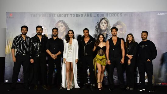 या चित्रपटाची कथा दोन भारतीय लष्करी अधिकाऱ्यांभोवती फिरते. या चित्रपटात अक्षय आणि टायगर आर्मी ऑफिसरच्या भूमिकेत आहेत. मल्याळम अभिनेता पृथ्वीराज सुकुमारन याचीही या चित्रपटात महत्त्वाची भूमिका आहे.