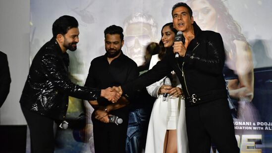 अक्षय आणि पृथ्वीराज सुकुमारन ट्रेलर लॉन्च इव्हेंटमध्ये हस्तांदोलन करताना दिसले. या चित्रपटाची टीम आता एकत्र सगळीकडे प्रमोशन करणार आहे.