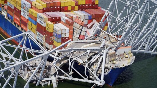 या जहाजावर एकूण २२ लोक होते अशी माहिती अपघातग्रस्त जहाजाची मालकी असलेल्या ‘सिनर्जी मरीन ग्रुप’ या शिपिंग कंपनीने दिली. यातील २० जण हे भारतीय कर्मचारी होते तर दोघे जण बाल्टिमोरचे स्थानिक रहिवासी होते. स्थानिक बंदर पायलट म्हणून दोघे जण काम करत होते. जहाजावर असलेल्या कर्मचाऱ्यांना कोणतीही दुखापत झाली नसून ते सुखरूप असल्याचे वृत्त आहे. दरम्यान, जहाजावर कार्यरत भारतीय कर्मचाऱ्यांनी धोक्याची पूर्वसूचना दिली होती. या कर्मचाऱ्यांच्या प्रसंगावधानामुळे शेकडो अमेरिकी नागरिकांचे प्राण वाचले असं कौतुक अमेरिकेचे राष्ट्राध्यक्ष जो बायडेन यांनी केले आहे.