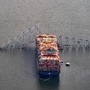 <p>अमेरिकेतील मेरीलँड प्रांतातील बॉल्टिमोर शहरात पॅटापस्को नदीवर असलेल्या पुलाच्या खांबाला मालवाहू जहाजाने धडक दिली. या धडकेत २.६ किमी लांब पूल कोसळला. परिणामी पुलावरून जाणारी अनेक वाहने नदीच्या पाण्यात पडून सहा नागरिकांचा मृत्यू झाल्याचे वृत्त आहे.&nbsp;</p>