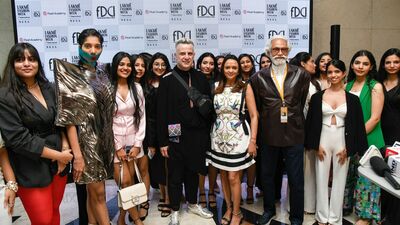 फॅशन डिझाईन कौन्सिल ऑफ इंडियाने FDCI सोबत लक्ष्मे फॅशन वीकमध्ये पर्ल अकादमीच्या क्रिएटिव्ह विद्यार्थ्यांनी ‘फर्स्ट कट’ कलेक्शन सादर केलं.&nbsp;