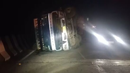  जगबुडी नदीच्या पुलावर भीषण अपघात, खताचा ट्रक उलटला